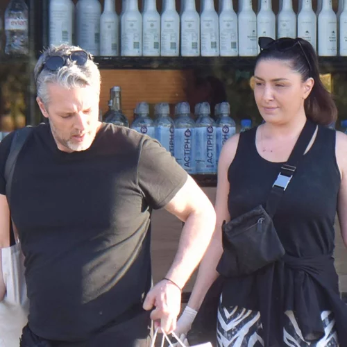 Έλενα Παπαρίζου | Εντυπωσιακή αλλά με look που δίχασε σε σπάνια έξοδο με τον Ανδρέα Καψάλη