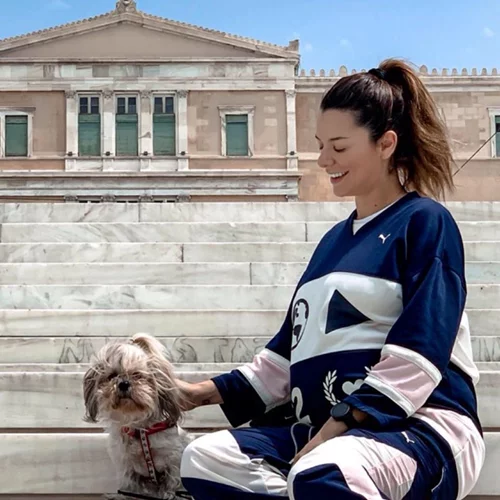 Νικολέττα Ράλλη | Με εφαρμοστό σορτσάκι στο κέντρο της πόλης λίγο πριν γεννήσει