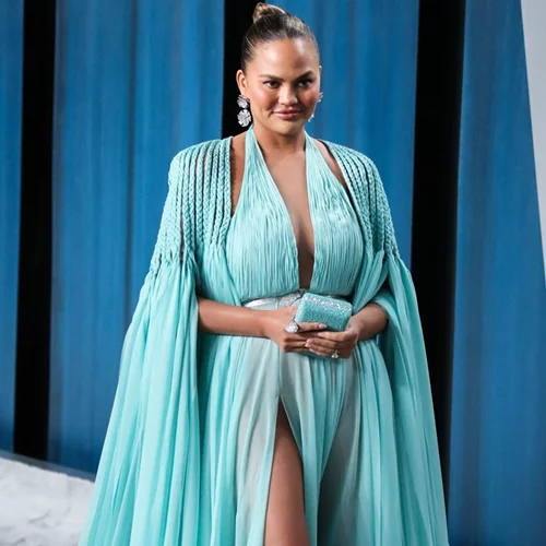 Chrissy Teigen | Αποφάσισε να «βγάλει» το στήθος της