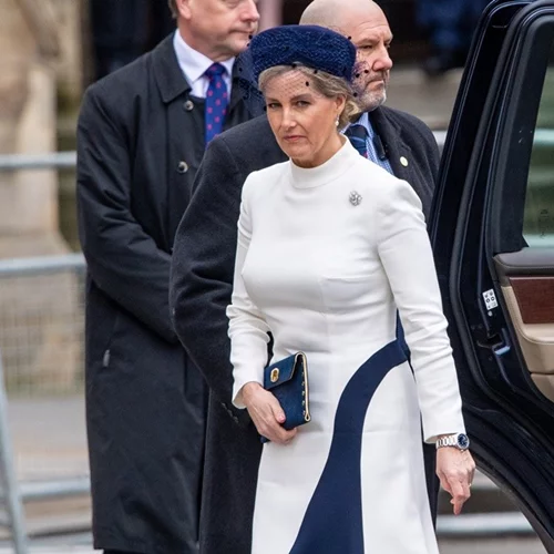 Η αγαπημένη νύφη της βασίλισσας Ελισάβετ παίρνει θέση για τη Meghan Markle και τον πρίγκιπα Harry