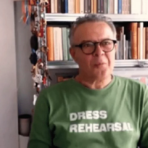 Μιχάλης Ρέππας | Πλάνα από το (πολύ) μοντέρνο και γεμάτο βιβλία σπίτι του σεναριογράφου και σκηνοθέτη