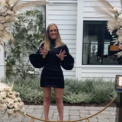 Adele | Aναδείχθηκε γυναίκα καλλιτέχνης του αιώνα στη Μ. Βρετανία