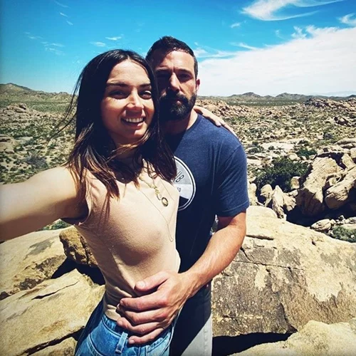O Ben Affleck και η Ana de Armas φιλιούνται on camera