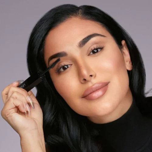 Η Huda Beauty λανσάρει την πρώτη της μάσκαρα και κάτι μας λέει ότι θα απαρνηθούμε τις αγαπημένες μας ψεύτικες βλεφαρίδες