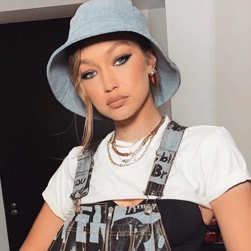 Η Gigi Hadid μοιράζεται νέες φωτογραφίες του μωρού της