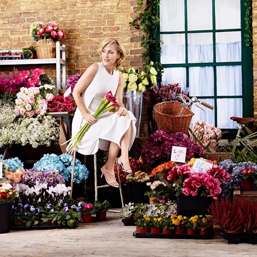 H ηθοποιός Gillian Anderson πρωταγωνιστεί στη νέα συλλογή του brand Dune London