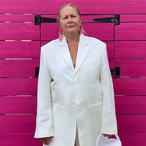 Η Γαλλίδα γιαγιά που μόλις καθιέρωσε το πιο κουλ στυλ πόζας -χωρίς άγχος και υπερπροσπάθεια