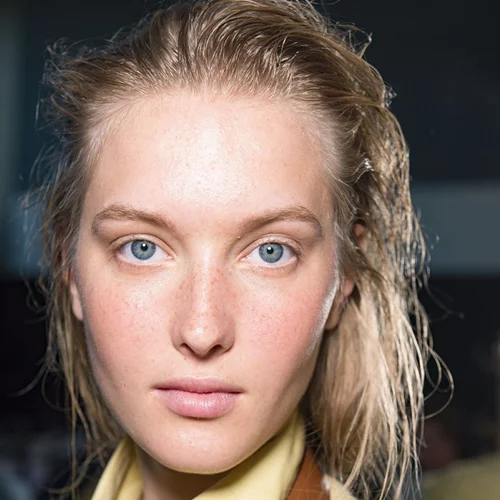 Χρησιμοποιείς ξηρό σαμπουάν και δεν βλέπεις διαφορά; Είσαι σίγουρη ότι το εφαρμόζεις σωστά;