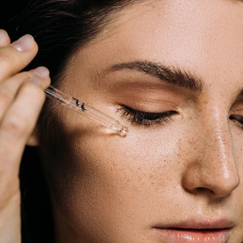 10 αντιγηραντικοί οροί που όντως αξίζει να αγοράσεις