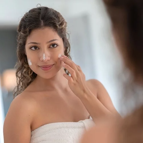 Αντηλιακή προστασία σε κάθε ηλικία: Τι να κάνεις στα 20, τα 30, τα 40, τα 50+