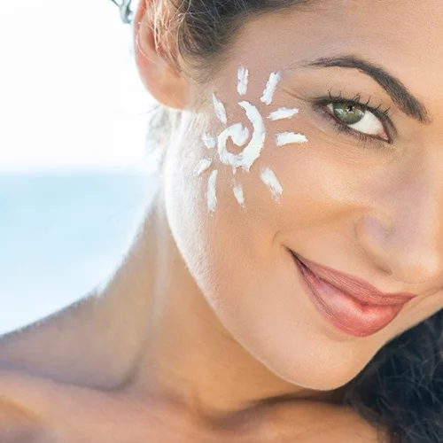 Χρειάζομαι αντηλιακό αν είμαι μελαχρινή; Ας το συζητήσουμε!