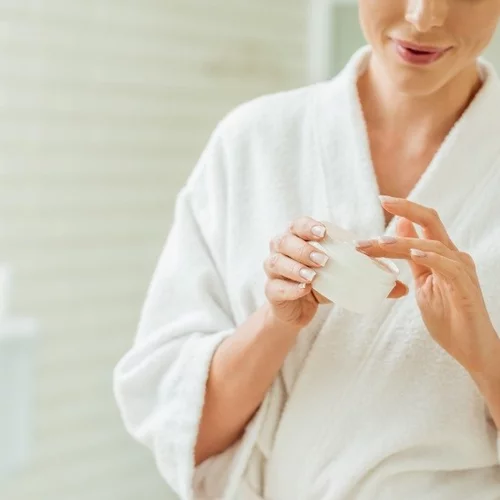 Πόση ενυδατική κρέμα πρέπει να χρησιμοποιείς κάθε φορά; Σίγουρα λιγότερη απ' ό,τι τώρα