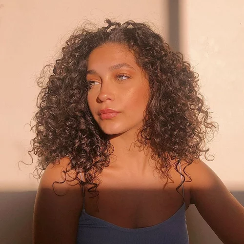 Πώς να αναδείξω τις μπούκλες μου; Η ρουτίνα περιποίησης που πρέπει να ακολουθείς