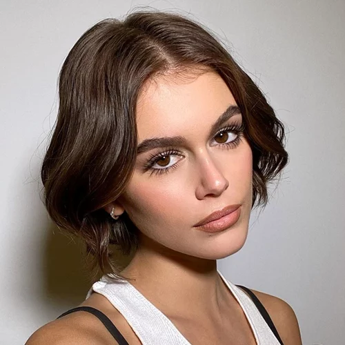 Η Kaia Gerber επαναφέρει τη μόδα των 90s και δίνει στιλιστική έμπνευση