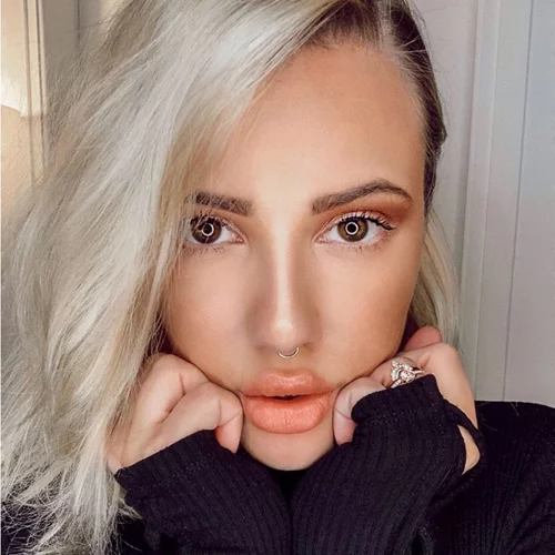 «Μία χαρούμενη μελαχρινή» | Τέλος τα ξανθά μαλλιά για τη Λάουρα Νάργες μετά από 13 χρόνια