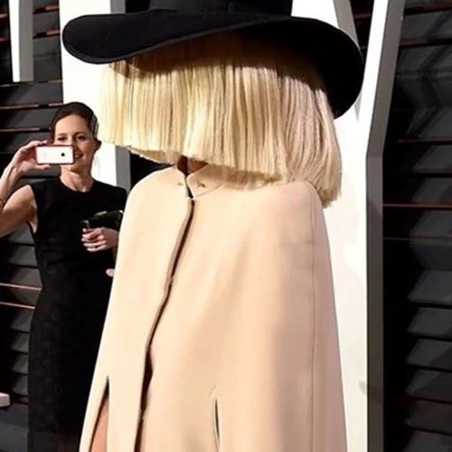 Η Sia υιοθέτησε δύο 18χρονα αγόρια | Δες την αποκάλυψη της