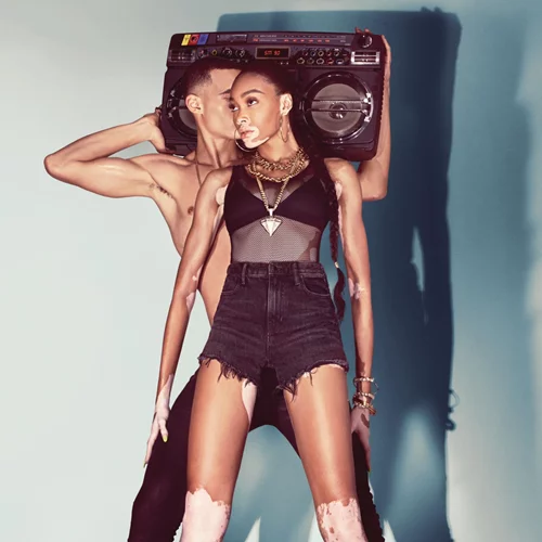 Η Winnie Harlow φέρνει την Τζαμαϊκανή κληρονομιά στη νέα συλλογή Steve Madden