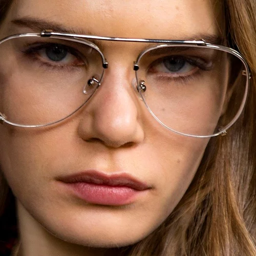 Μακιγιάζ με γυαλιά μυωπίας | 5 tips για να αναδείξεις το βλέμμα σου