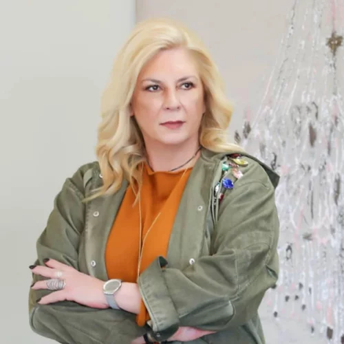 Αγνώριστη η Δήμητρα Λιάνη Παπανδρέου | Με à la garçonne μαλλιά