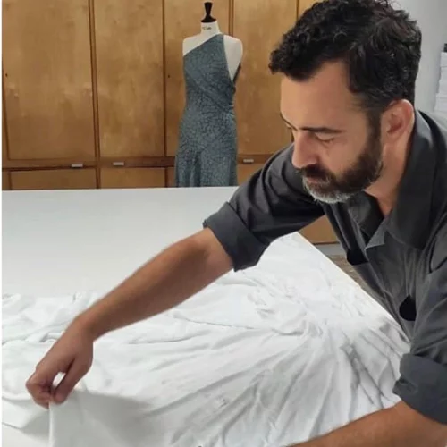 Άγγελος Μπράτης | Δημιουργεί τις δικές του προστατευτικές μάσκες (pics)