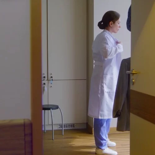 Βίντεο | Μία Ελληνίδα γιατρός μας δείχνει τη νέα καθημερινότητα γιατρών, νοσηλευτών και νοσοκομείων