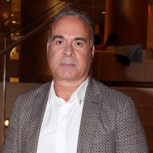 «Δε μπορώ να καταλάβω γιατί απαγορεύουν στον σύντροφό μου να γίνει ο δεύτερος γονιός» | Το δημόσιο μήνυμα του Φώτη Σεργουλόπουλου