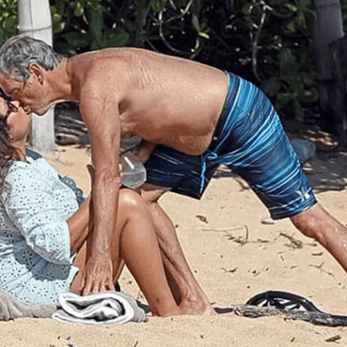 Ο πάντα γοητευτικός Pierce Brosnan και το τρυφερό φιλί στη σύζυγό του στην παραλία (pic)