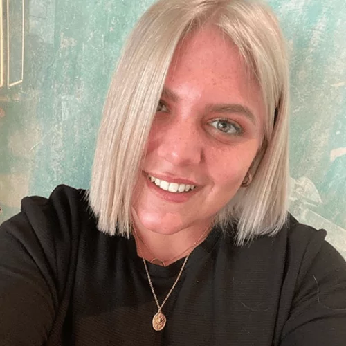 Δανάη Μπάρκα | Με mini λευκό φόρεμα «εγκαινίασε» τα ξανθά της μαλλιά στο Instagram