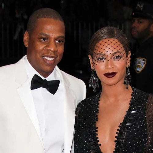 10 γοητευτικές celebrities που επέλεξαν αντικειμενικά λιγότερο ελκυστικούς συντρόφους