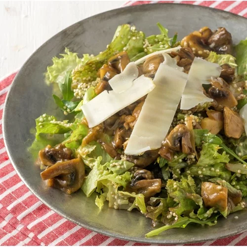 Σαλάτα με καραμελωμένα μανιτάρια και κινόα