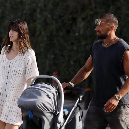 Νίκη Θωμοπούλου | Το minimal λευκό φόρεμα που επέλεξε σε πρωινή έξοδο με τον Γιάννη Μαρακάκη