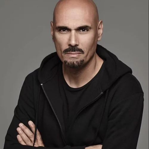 Δημήτρης Σκουλός | Οι αντιδράσεις για τον κριτή του GNTM και τη φωτογράφηση δίπλα σε άστεγο