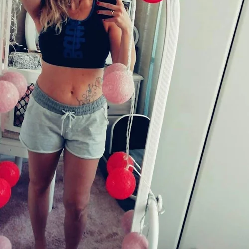 Διάσημη Ελληνίδα ποζάρει με crop top 2,5 μήνες μετά τη γέννα - Έτσι είναι το σώμα της