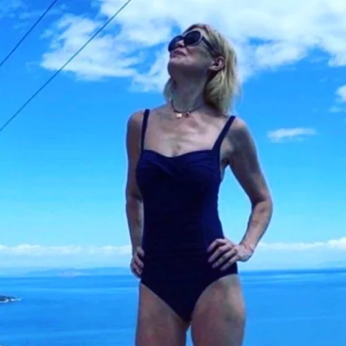 Κωνσταντίνα Μιχαήλ | Η φωτογραφία με minimal μαγιό και ψηλοτάκουνα πέδιλα - Το εντυπωσιακό σώμα της