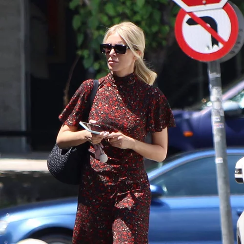 Κατερίνα Καινούργιου | Το floral φόρεμα που επέλεξε για τη βόλτα της στο κέντρο της πόλης