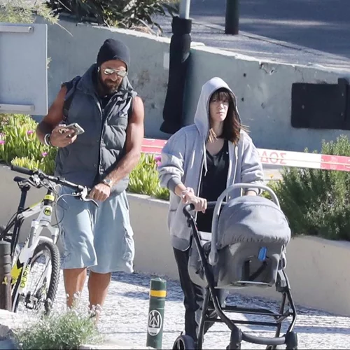 Νίκη Θωμοπούλου | Το μαύρο μπικίνι που επέλεξε στην παραλία - Για μπάνιο με τη νεογέννητη κόρη της