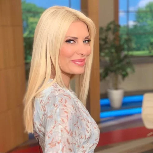 Ελένη Μενεγάκη | Είναι τα ίσια μαλλιά η νέα της beauty εμμονή;