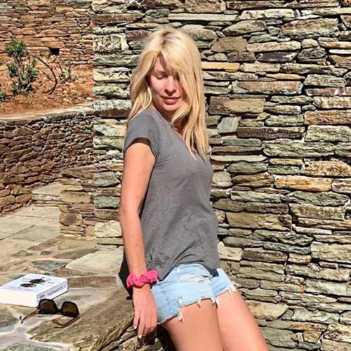 Ελένη Μενεγάκη | Το μίνι denim σορτσάκι που επέλεξε στις διακοπές της στα Άχλα