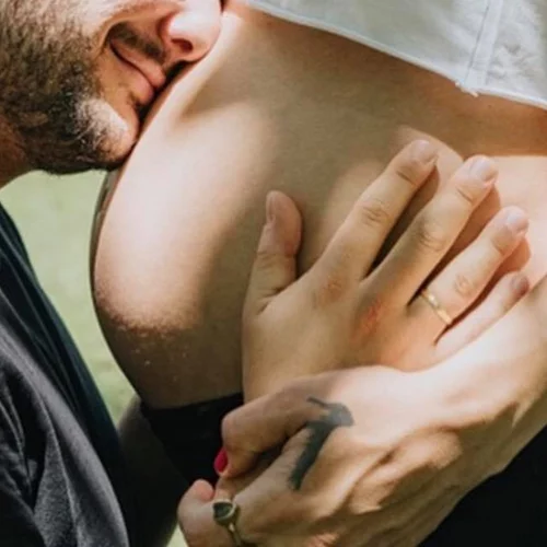 «Άντε να γεννάμε» | Ελληνίδα τραγουδίστρια ποζάρει με τον σύζυγό της λίγο πριν γεννήσει