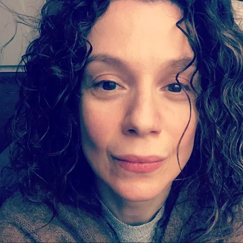 Τέλος στο σήμα κατατεθέν της | Η Πέγκυ Τρικαλιώτη έκοψε, έβαψε και ίσιωσε τα μαλλιά της