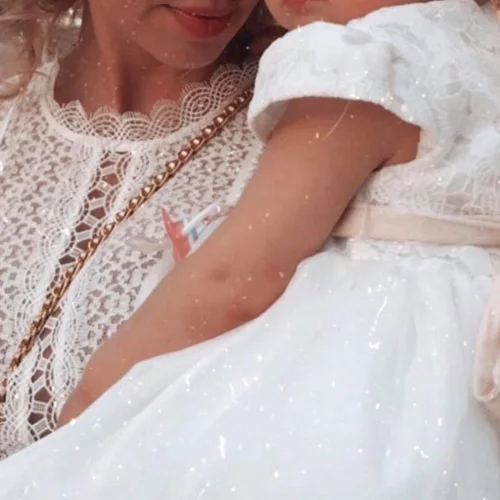 Γνωστή Ελληνίδα πρώην μοντέλο βάφτισε την ενός έτους κόρη της μετά την καραντίνα (pic)