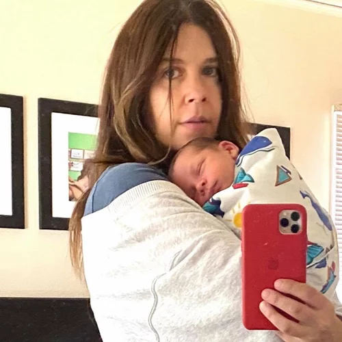 Κατερίνα Μουτσάτσου | Ποζάρει με το μωρό της δύο εβδομάδες μετά τη γέννα