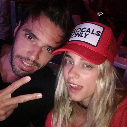 Η Δούκισσα Νομικού φωτογραφίζει τον σύζυγό της με την κόρη τους | Ο Δημήτρης Θεοδωρίδης αγκαλιά με τη μικρή Αναστασία