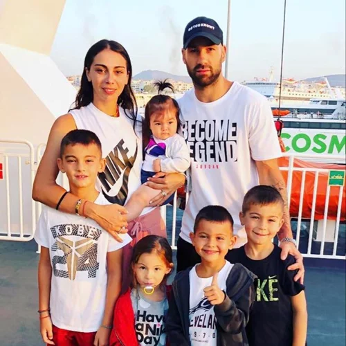 Βασίλης Σπανούλης- Ολυμπία Χοψονίδου | Η τρυφερή φωτογραφία των έξι παιδιών τους και οι οικογενειακές διακοπές