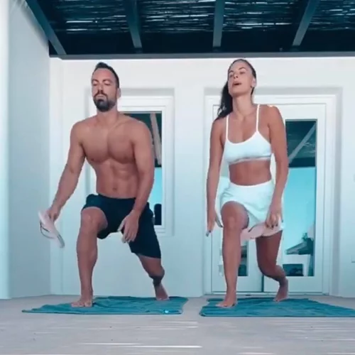 Γυμναστική και στις διακοπές | Η απόδραση της Χριστίνας Μπόμπα και του Σάκη Τανιμανίδη στη Σαντορίνη