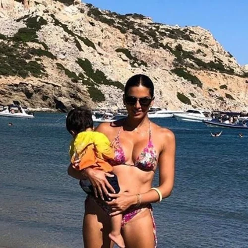 Σταματίνα Τσιμτσιλή | Η φωτογραφία από την παραλία με τον γιο της και οι εντυπωσιακοί της κοιλιακοί
