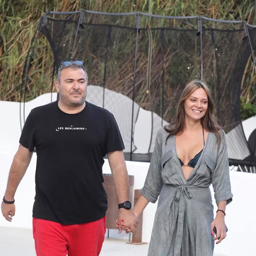 Υβόννη Μπόσνιακ | Με τον Αντώνη Ρέμο στη Μύκονο: Ποζάρει με μαγιό πιο ξανθιά από ποτέ