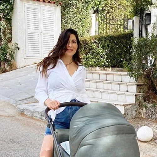 Φλορίντα Πετρουτσέλι | Ποζάρει με κοντό denim σορτσάκι ένα μήνα μετά τη γέννα