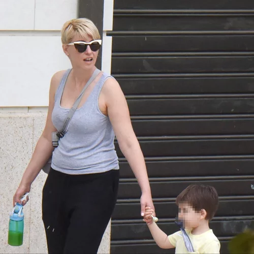Σία Κοσιώνη | Βόλτα με τον γιο της, Δήμο, με casual outfit