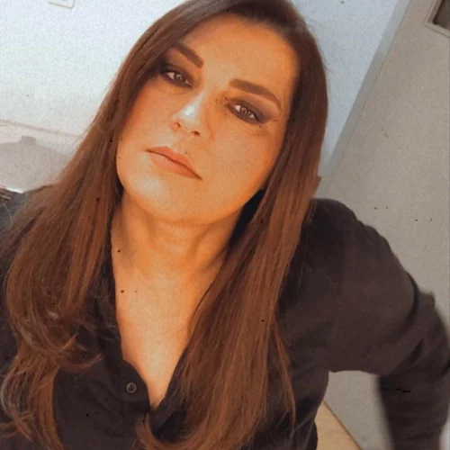 «Φαντασίες για ταξίδια και για συναυλίες και παθιασμένους έρωτες» | Σπάνια φωτογραφία από τα εφηβικά χρόνια της Κατερίνας Ζαρίφη